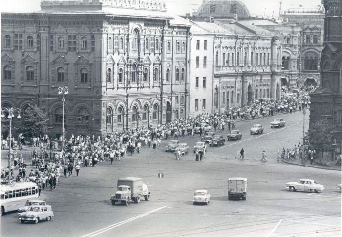 Оживленный проспект. СССР, Москва, 1962 год. 