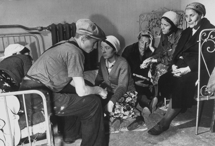 Рабочие находящиеся в бомбоубежище во время бомбардировки Москвы. СССР, 1941 год.