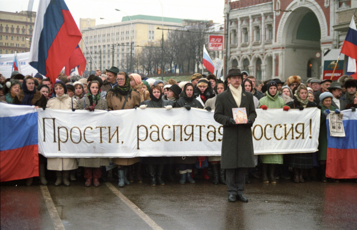 Люди несущие баннер с надписью "Прости, распятая Россия!".
