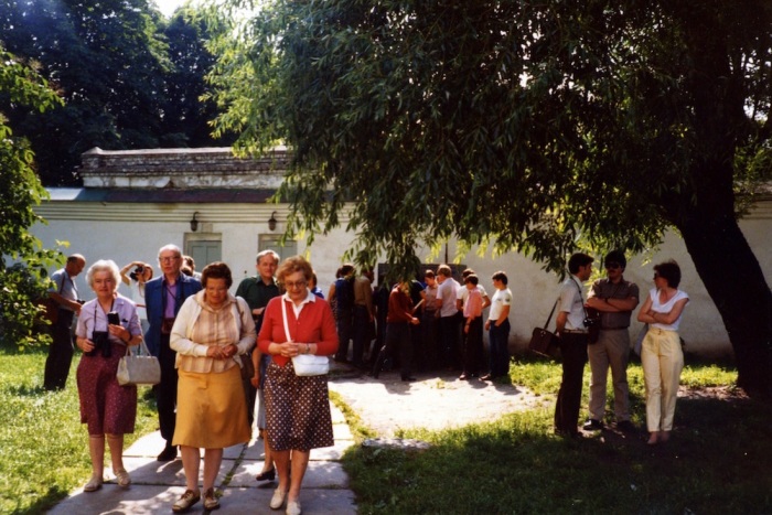 Очередь у автоматов с газировкой в Софийском заповеднике. СССР, Киев, 1985 год.