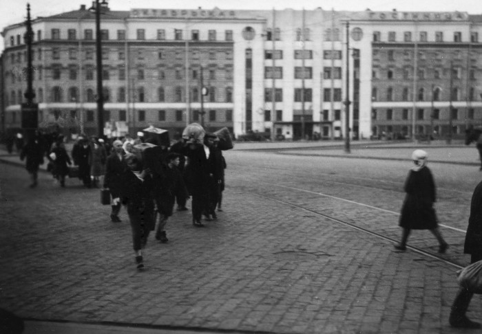 Люди с вещами идущие по площади Восстания возле гостиницы Октябрьская. СССР, Ленинград, 1935 год. 