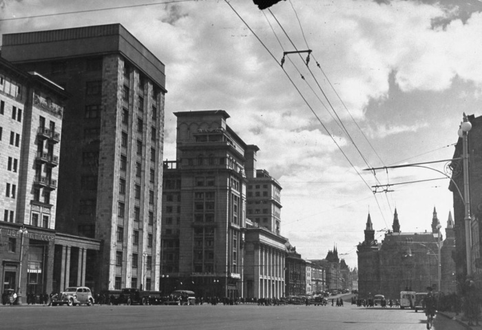 Панорама улицы и вид на здание Исторического музея. СССР, Москва, 1941 год.