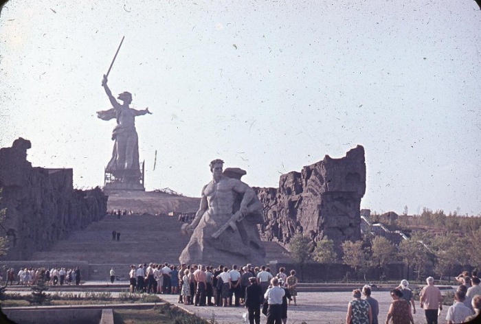 Вид на монумент «Родина-мать зовёт!» на Мамаевом кургане в 1967 году.