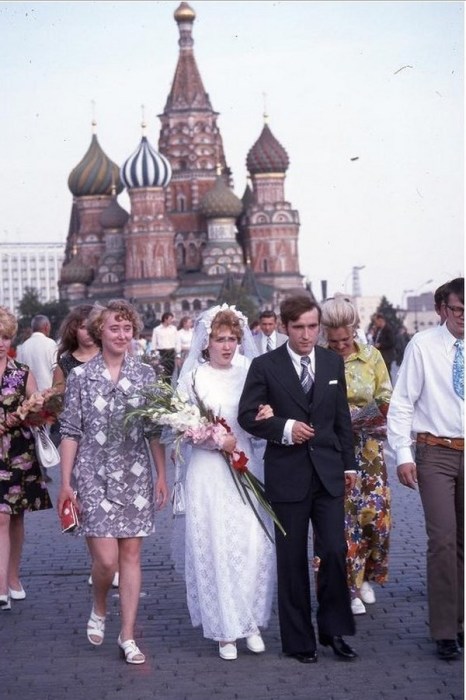 После свадебной церемонии на Красной площади. СССР, Москва, 1975 год.