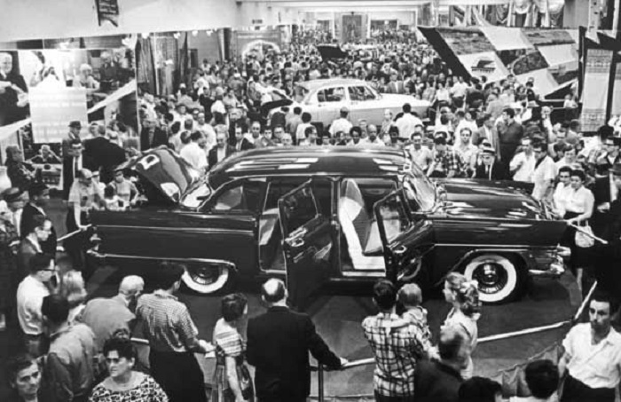 Автомобиль «Чайка» на советской выставке в Нью-Йорке в 1957 году.