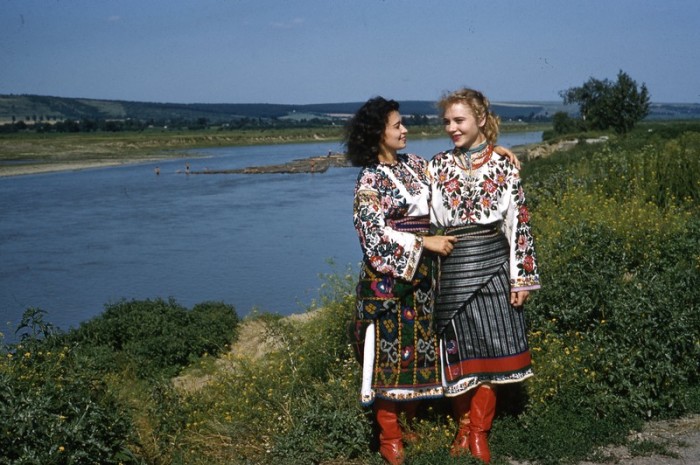 Украинки в национальных костюмах.