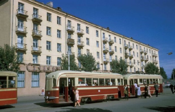 Остановка трамвая на перекрестке Ленина и Тимирязева. Фото Харрисона Формана. СССР, Иркутск, 1964 год. 