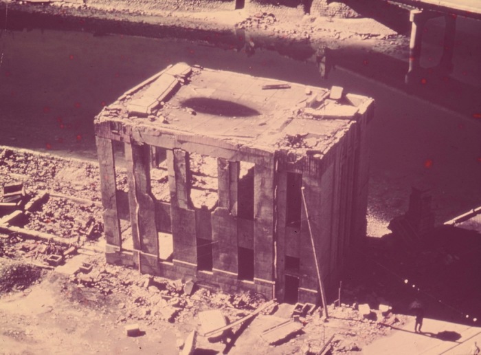 Разрушенное в результате атомной бомбардировки здание на набережной Хиросимы в 1945 году.