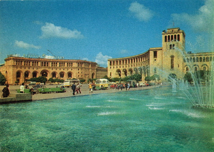 Центральная площадь Еревана.
