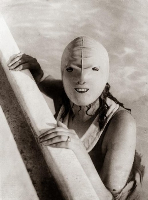 Лучшая солнцезащитная маска для лица, которая имелась в распоряжении населения в 1920-х годах.