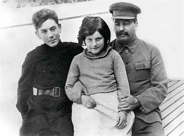 Иосиф Виссарионович Сталин с сыном Василием и дочерью Светланой.