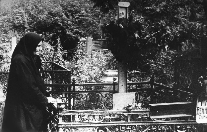 Мать Сергея Есенина на его могиле. 1925 год. 
