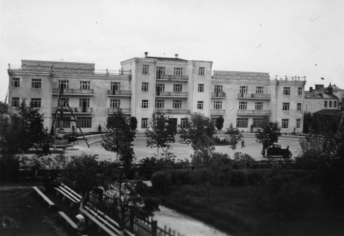Вид на трехэтажный дом и обустроенный двор. СССР, Ленинград, 1935 год.