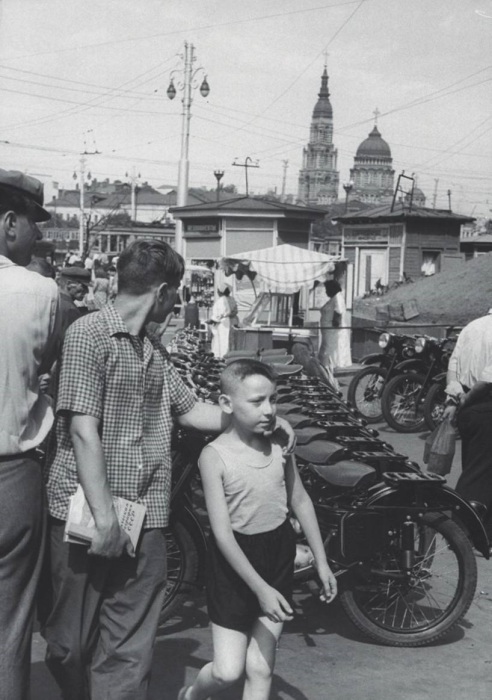 Продажа новых мотоциклов под открытым небом. СССР, Харьков, 1960 год.