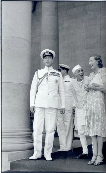 Вице-король Индии лорд Маутбеттен с супругой и премьер-министр Неру на ступеньках Дома правительства в Дели. 