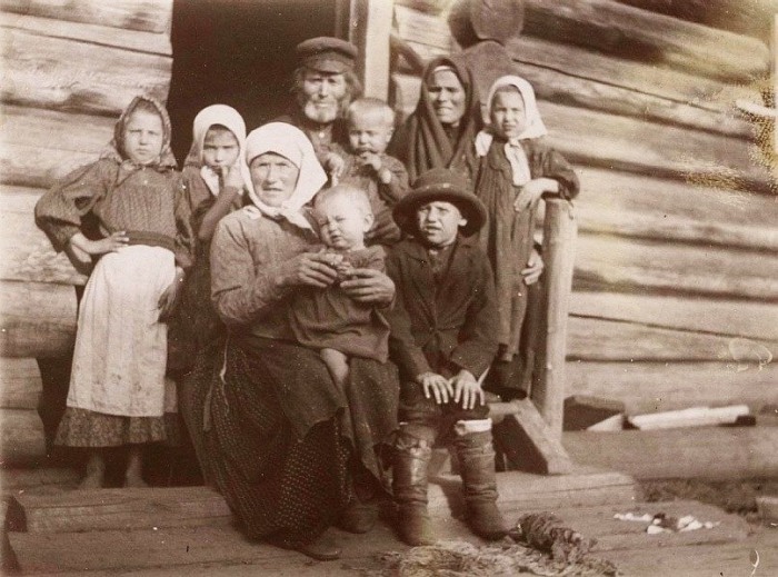 Крестьянская семья в праздничный день на крыльце дома. Деревня Ярки, Енисейский уезд, Август 1912 года.