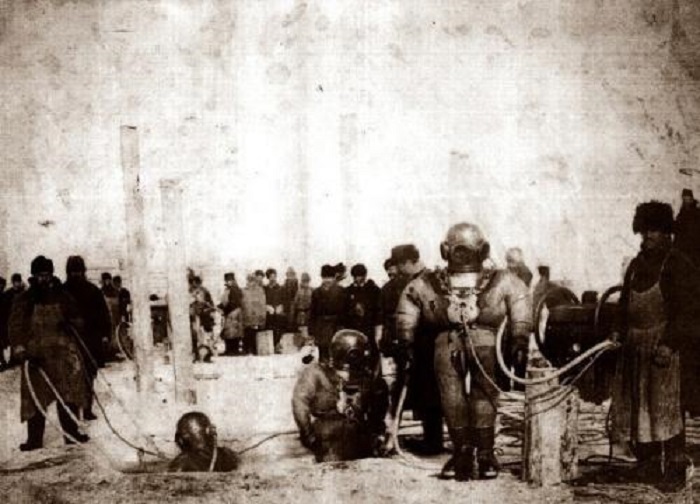 Подводные работы при строительстве моста через Енисей в 1896 году.