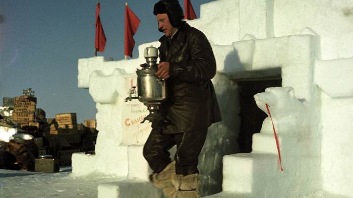 Повар дрейфующей станции Северный полюс - 3 И.М. Шариков в 1954 году.