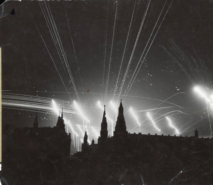 Москва, освещенная выстрелами зениток. СССР, 1941 год. 