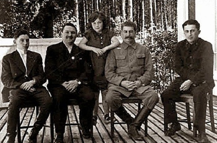 Василий Сталин, Андрей Жданов, Светлана Сталина, Йосиф Висарионович и старший сын Сталина от первого брака Яков Сталин, середина 1930-х годов.