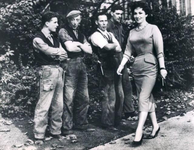 Джина Лоллобриджида проходит мимо английских рабочих в 1957 году.