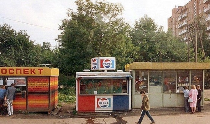 Сине-красный киоск «Пепси-Кола». СССР, Москва, 1989 год.