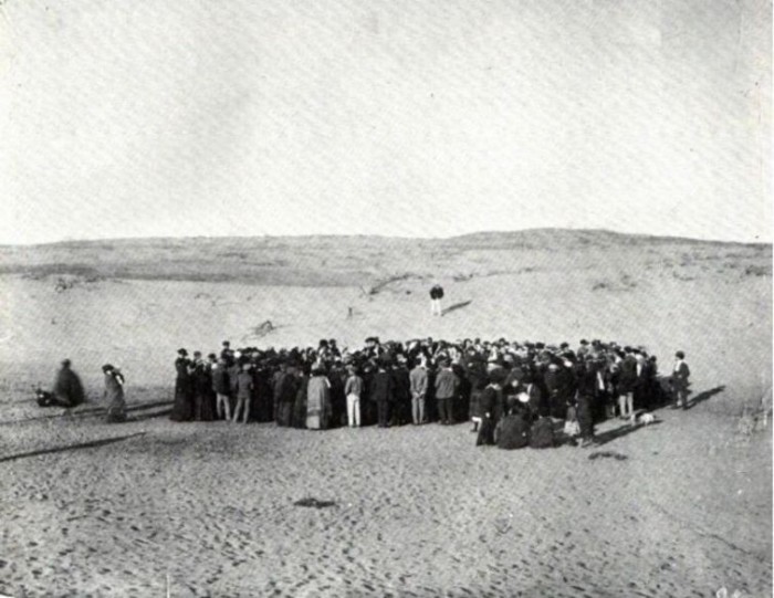 11 апреля 1909 года около ста человек бросают жребий, что бы поровну разделить 12 акров купленных песчаных дюн.
