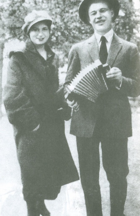 Сергей Есенин с сестрой Екатериной на Пречистенском бульваре. Москва, 1925 год.