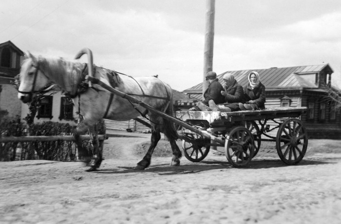 Семья, едущая в город на повозке. СССР, 1935 год.