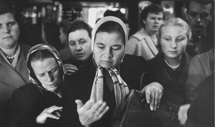 Женщина, смотрящая на свое обручальное кольцо. СССР, 1958 год.