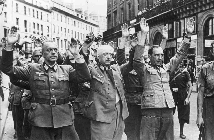Немцы сдаются в плен. Франция, Париж, 25 августа 1944 года. 
