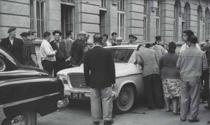 Рабочие заглядывающие в окна нового автомобиля. СССР, 1960 год.
