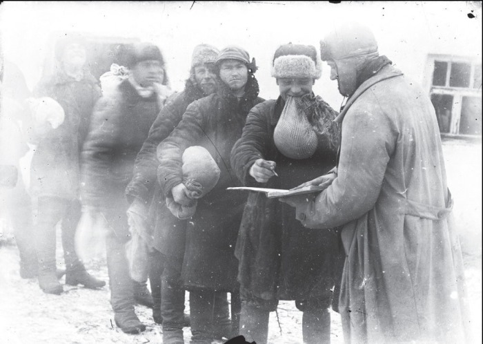 Получение суточной нормы потребления. СССР, Украина, Донецкая область, 1930 год.