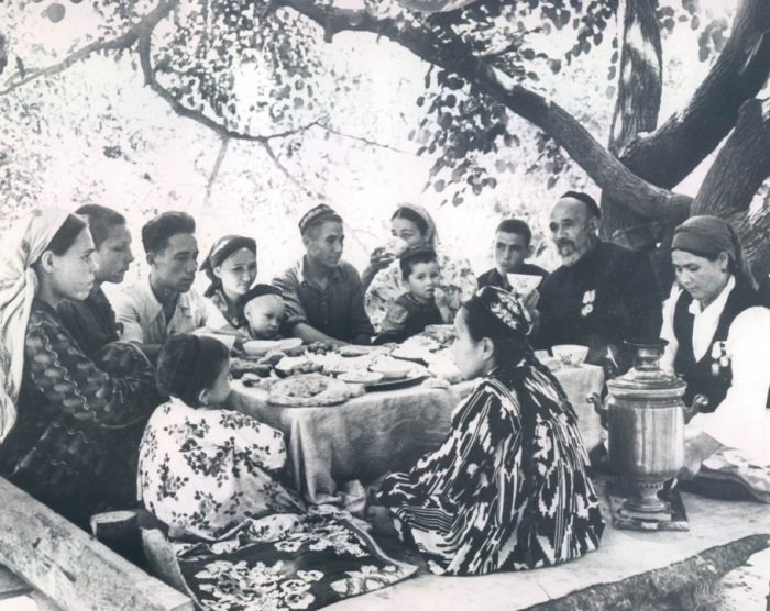 Кузнец Ахмед Шамахудов с семьей. СССР, Ташкент, 1957 год. 