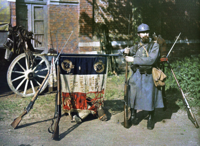 Французский солдат у боевого знамени 37-ого пехотного Екатеринбургского полка в 1917 году.