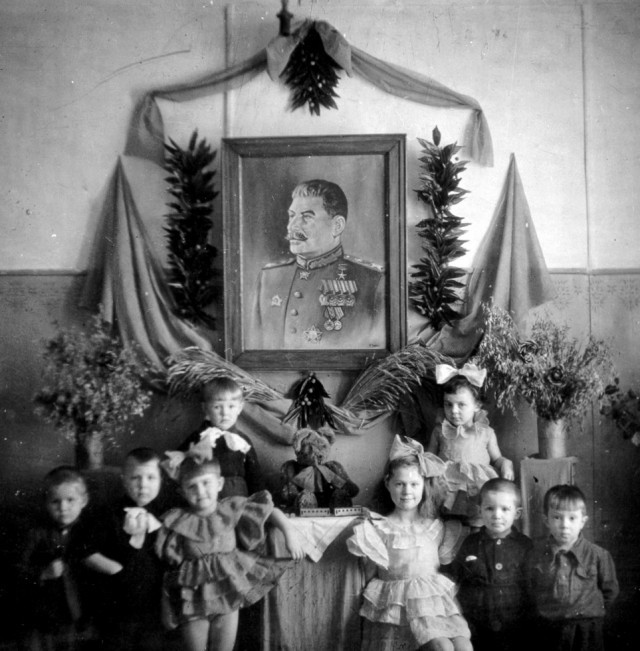 Красный уголок в детском саду. СССР, Тавда, 1948 год.
