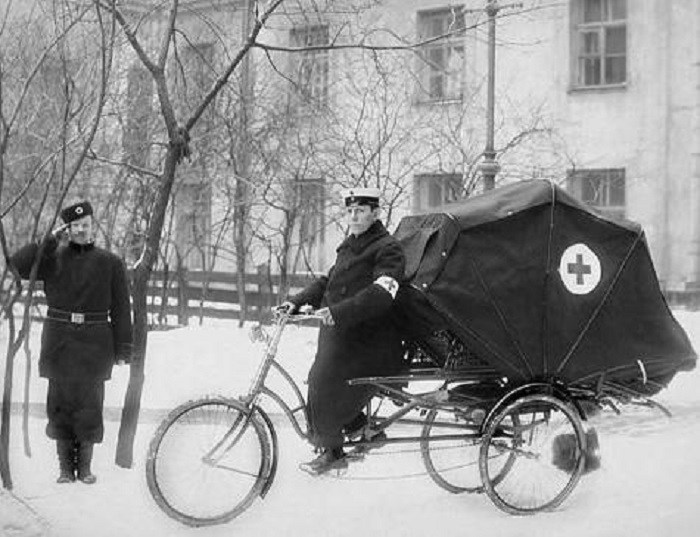  Велокарета скорой помощи в 1900 году. 