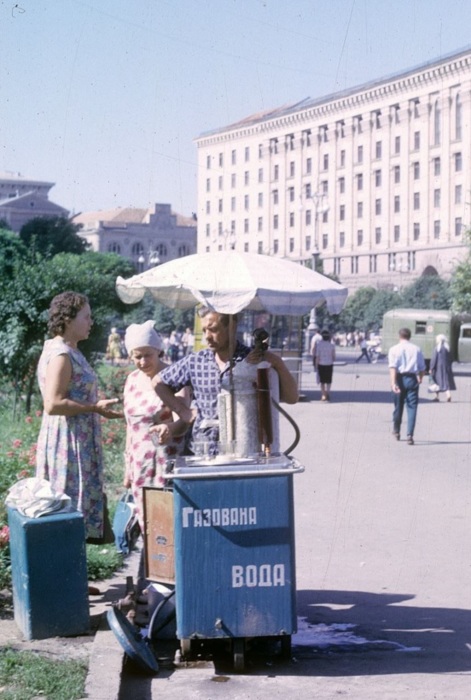 Продажа газированной воды. СССР, Киев, 1963 год.