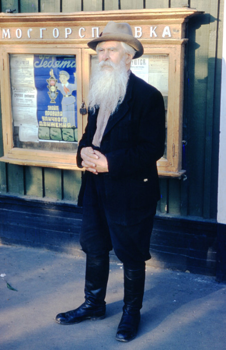 Пожилой мужчина возле городского информационного агентства.  