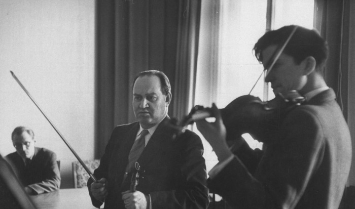 Давид Ойстрах - советский скрипач, альтист, дирижёр и педагог со своим учеником. СССР, 1959 год.