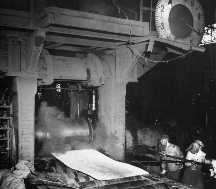 Работа на металлургическом заводе Красный Октябрь, который был на 90% разрушенный во время войны.