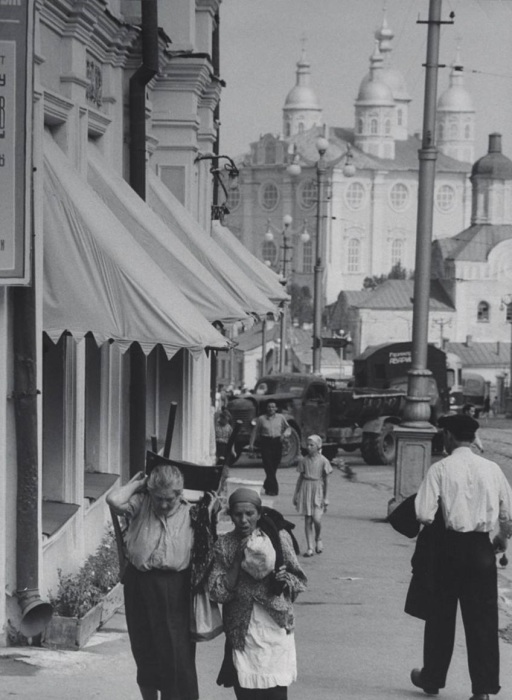Пожилые люди, идущие на улице. СССР, Смоленск, 1960 год.