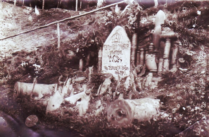 Могила чехословацкого солдата, погибшего во время отступления в лесу. 