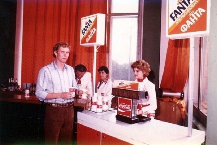 Мужчина покупает Фанту, только пришедшую в СССР. Москва, 1979 году.