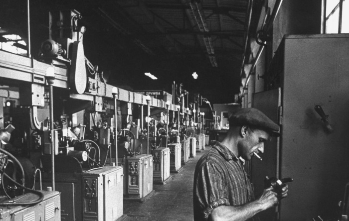 Чистка на завершающем этапе производства деталей на первом государственном подшипниковом заводе. СССР, Москва, 1961 год. 