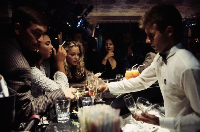 Молодые люди выпивают в московском ночном клубе «Firebird». Москва, 1990 год.
