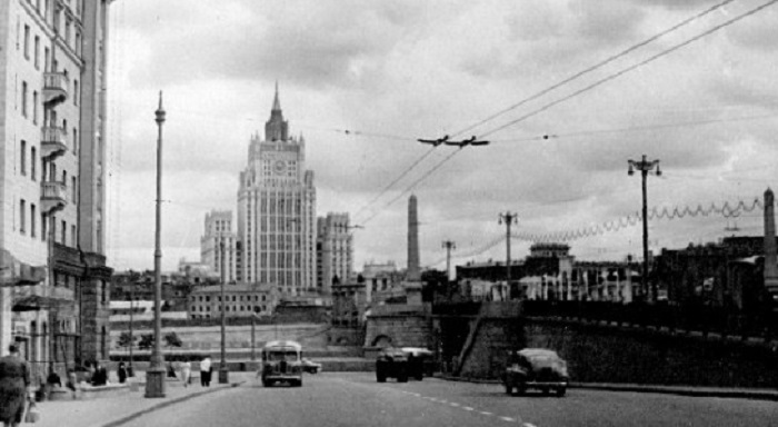 Бородинский мост и здание МИДа на Смоленской набережной. СССР, Москва, 1957 год.
