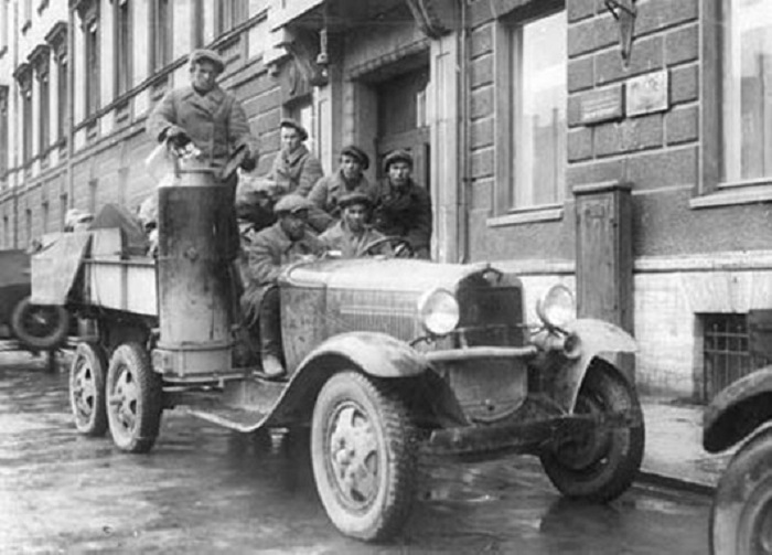 Автомобиль, двигатель внутреннего сгорания которого получает в качестве топливной смеси газ, вырабатываемый газогенератором. 1931 год. 