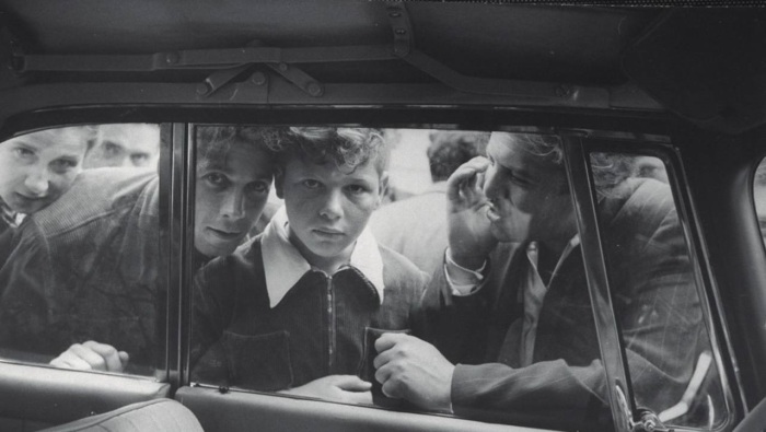 Подростки, заглядывающие в окна нового автомобиля. СССР, Львов, 1960 год.