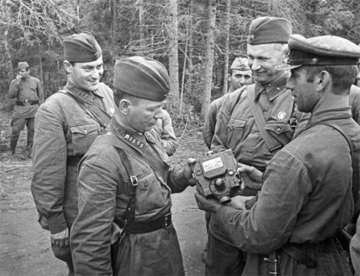  Фронтовые корреспонденты Михаил Шолохов, Евгений Петров и Александр Фадеев осматривают приборы, снятые с подбитого фашистского танка в 1941 году.